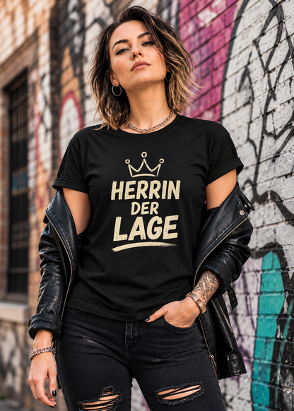 Tragebeispiel: Damen-T-Shirt „Herrin der Lage“ in Black Opal.