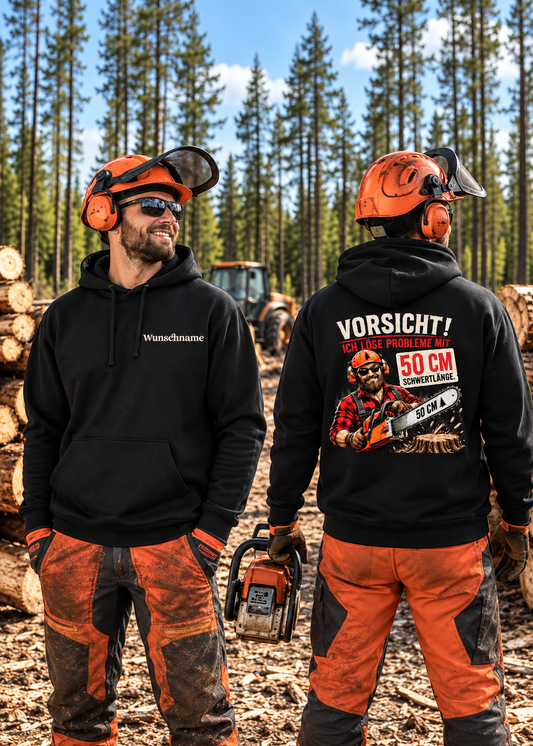 Tragebeispiel: Personalisierter Waldarbeiter Hoodie – Vorsicht! Ich löse Probleme mit 50 cm Schwertlänge in Deep Black, Vorder- und Rückseite.