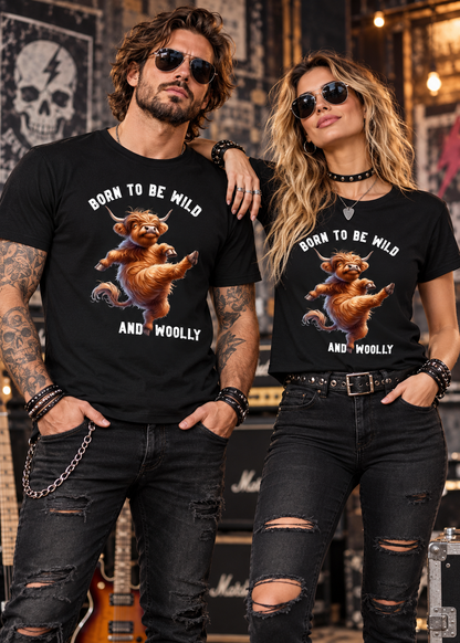 Rockiges Paar mit schwarzen Born to Be Wild and Woolly Highland Kuh T-Shirts, tanzendem Hochlandrind und Rockmusik-Hintergrund