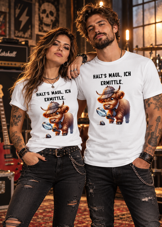 Tragebeispiel: Unisex-T-Shirt „Halt's Maul, ich ermittle“ in White.