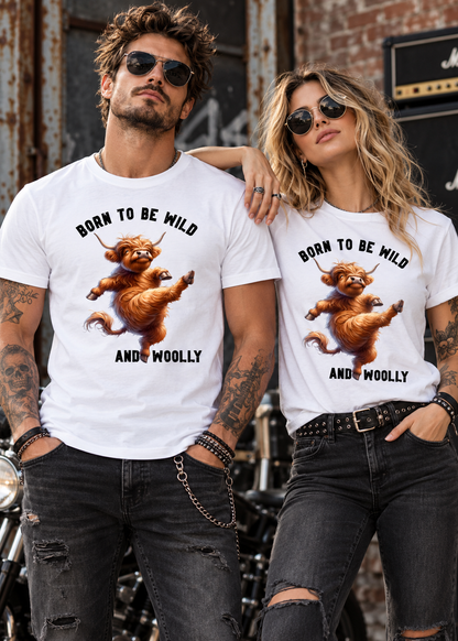 Mann und Frau in weißen Highland Kuh T-Shirts mit Born to Be Wild and Woolly Motiv vor rustikaler Backsteinwand mit Motorrad