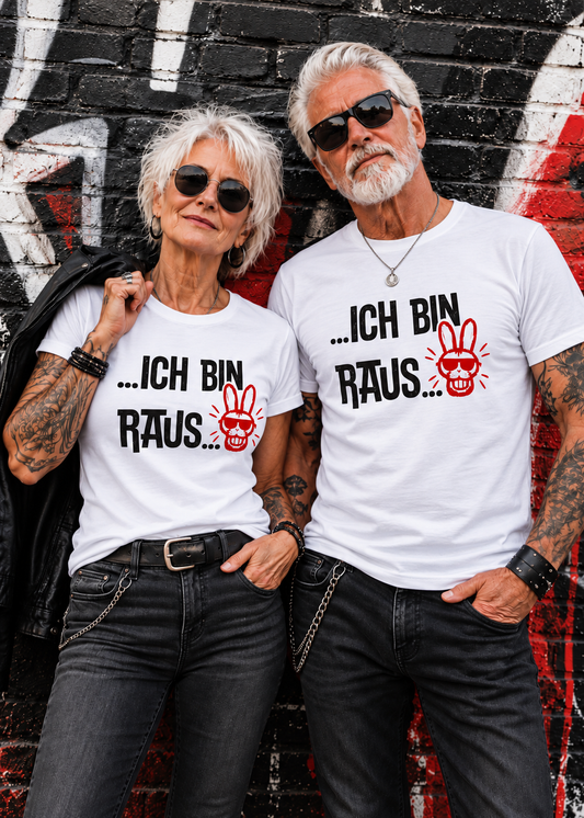 Tragebeispiel: Unisex-T-Shirt „Ich bin raus“ in White.