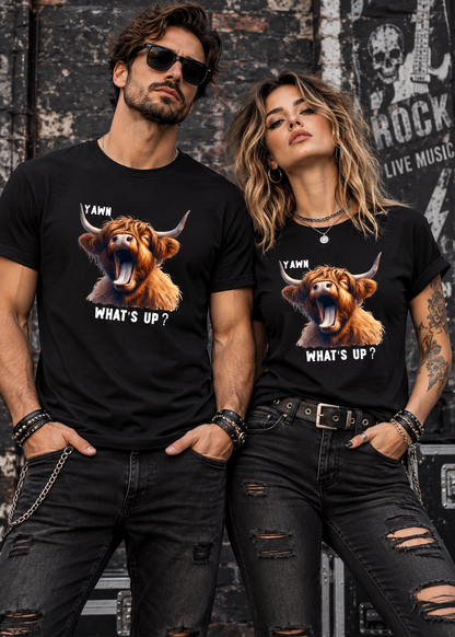 Mann und Frau in schwarzen Highland Kuh T-Shirts mit gähnendem Hochlandrind und Aufdruck Yawn What's Up vor rockiger Graffitiwand