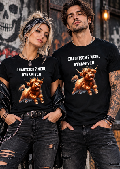 Tragebeispiel: Unisex-T-Shirt „Chaotisch? Nein, dynamisch!“ in Black Opal.
