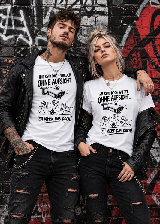 Tragebeispiel: Unisex-T-Shirt „Ihr seid doch wieder ohne Aufsicht“ in White.