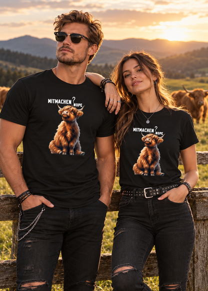Mann und Frau tragen schwarze Highland Kuh T-Shirts mit sitzendem Hochlandrind und Spruch Mitmachen? NOPE. auf einer Weide