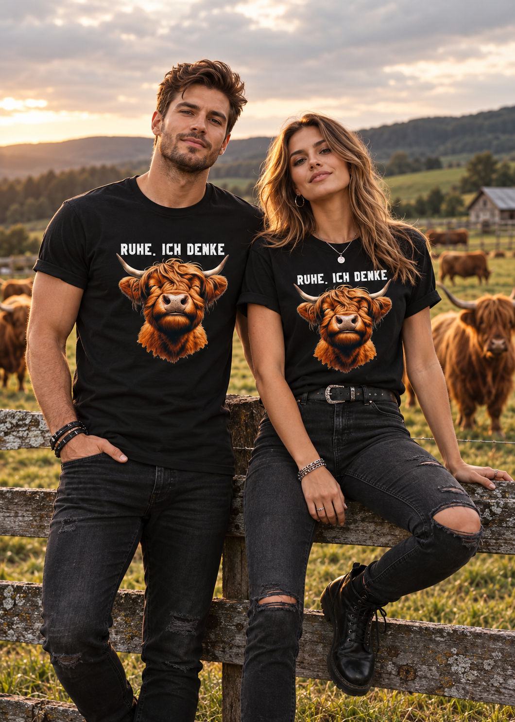 Tragebeispiel: Unisex-T-Shirt „Ruhe. Ich denke“ in Black Opal.