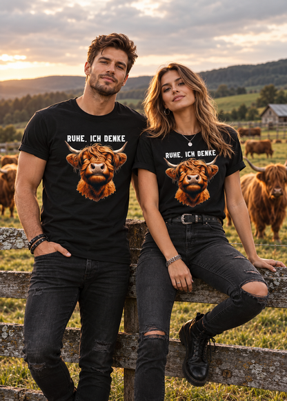 Tragebeispiel: Unisex-T-Shirt „Ruhe. Ich denke“ in Black Opal.