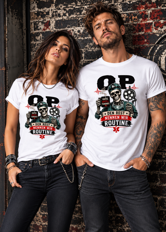 Tragebeispiel: Unisex-T-Shirt „Den Rest nennen wir Routine“ in White.