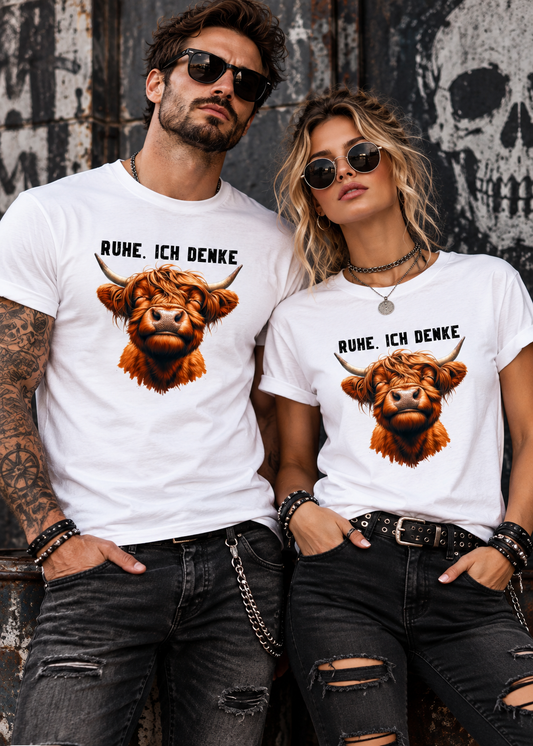 Tragebeispiel: Unisex-T-Shirt „Ruhe. Ich denke“ in White.
