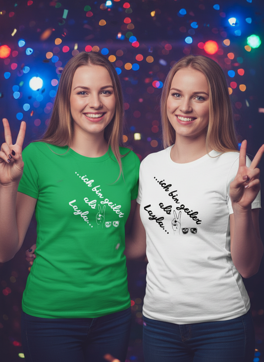 Zwei Frauen auf Party mit T-Shirts